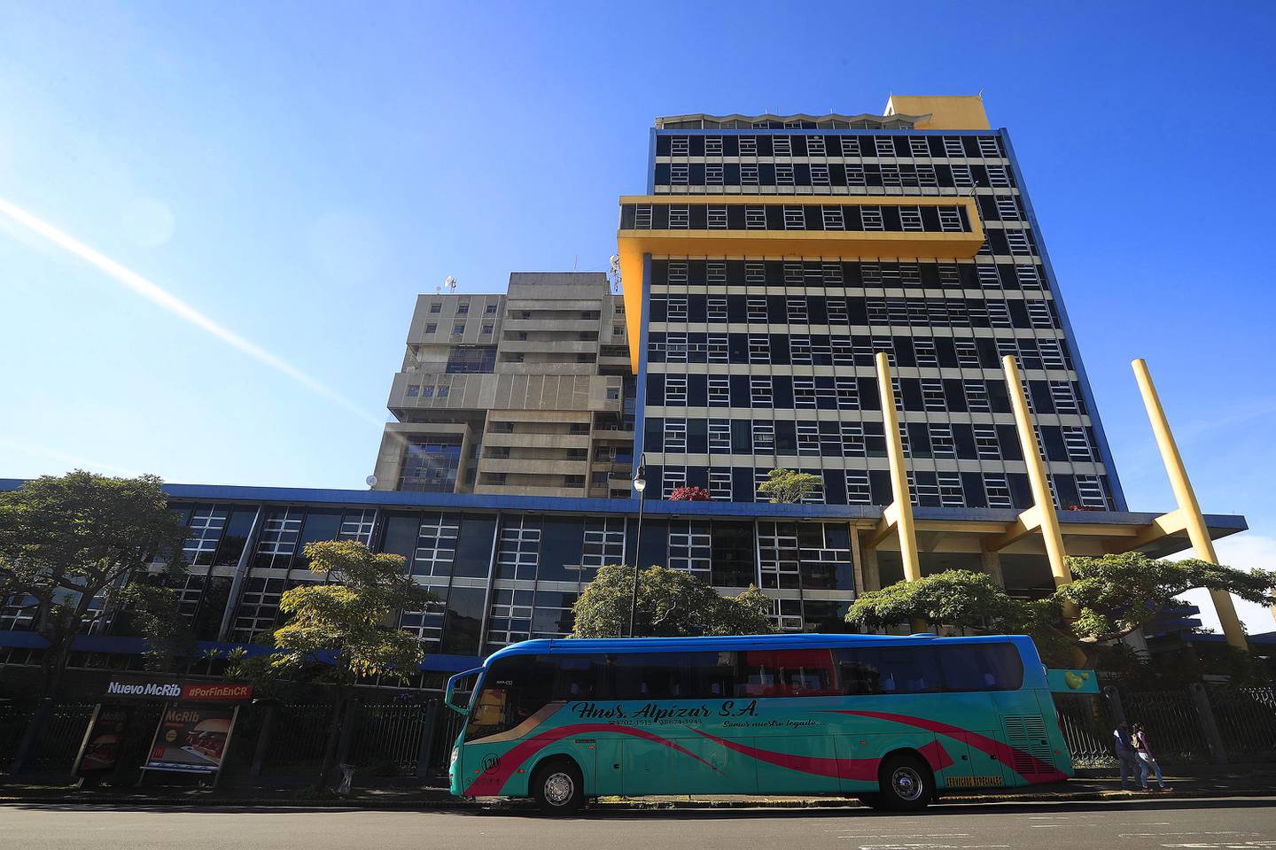 Paradas De Autobuses Frente Al Edificio De La CCSS De Avenida Segunda ...