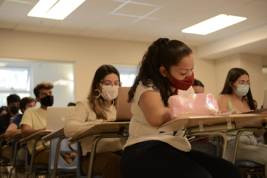 ¿Deben Usar Los Estudiantes Mascarilla En Los Centros Educativos? - CRC 891