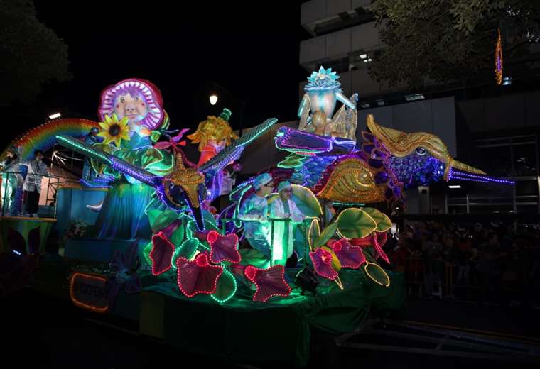 Ocho carrozas desfilaron por las calles josefinas en Festival de la Luz