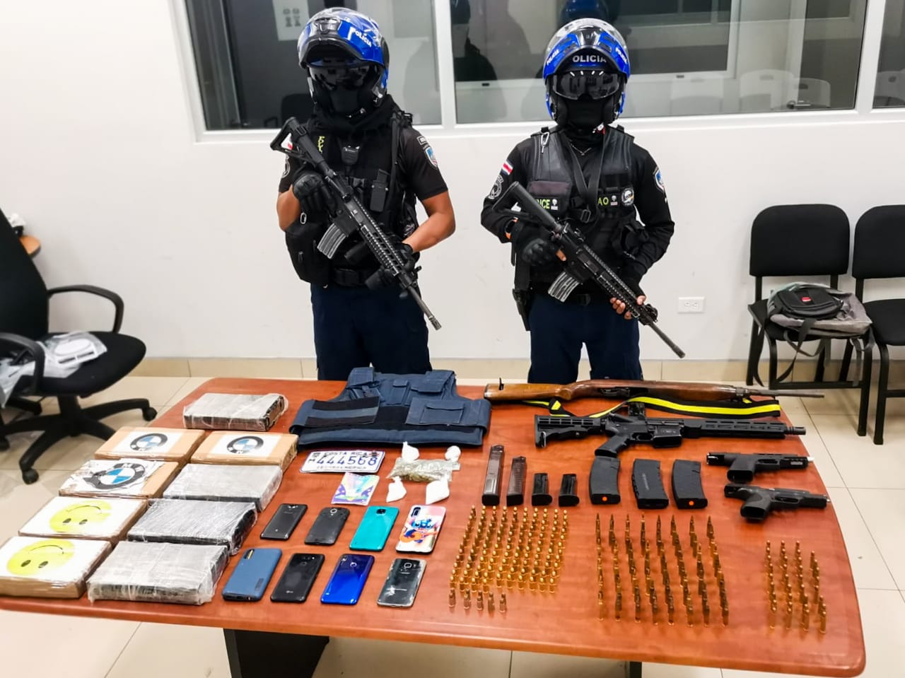 Detienen a tres sujetos con armas, municiones y drogas en Puntarenas ...