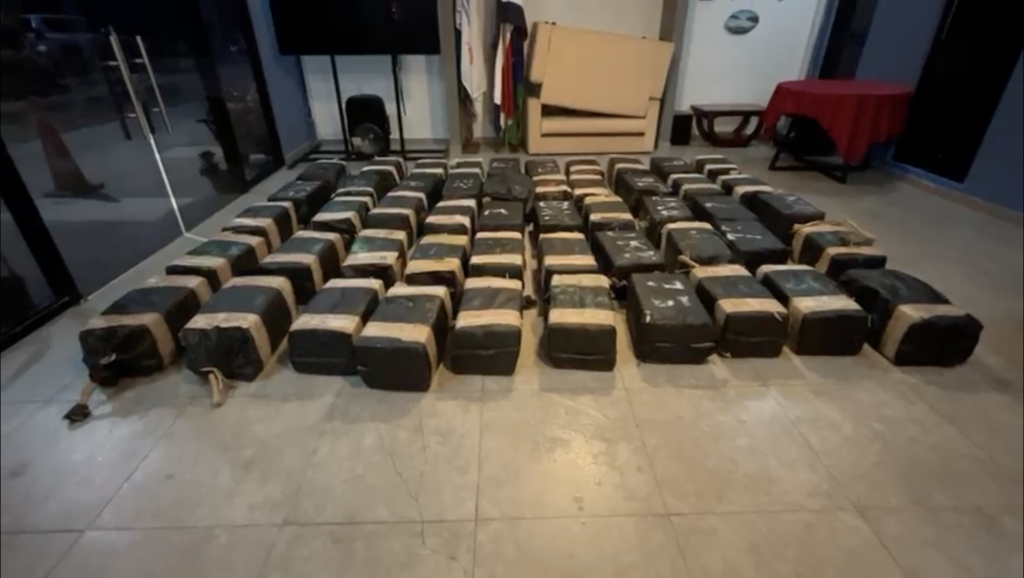 Guardacostas incautan casi dos toneladas de droga en el Pacífico ...