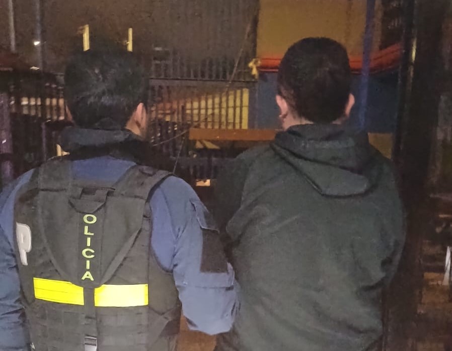 Detienen a dos hombres por disparar contra una unidad policial en Tibás ...