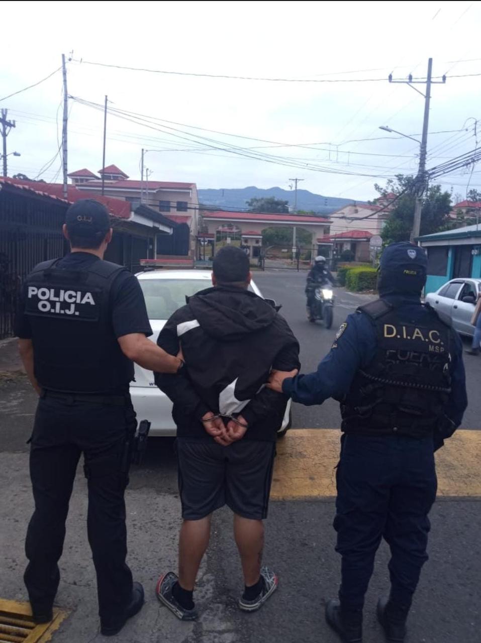 Detienen a hombre por presuntamente amenazar con arma de fuego a ...